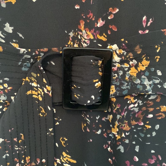 NWT Le Chateau long sleeve belted flower print dress. Size M. - Picture 5 of 9